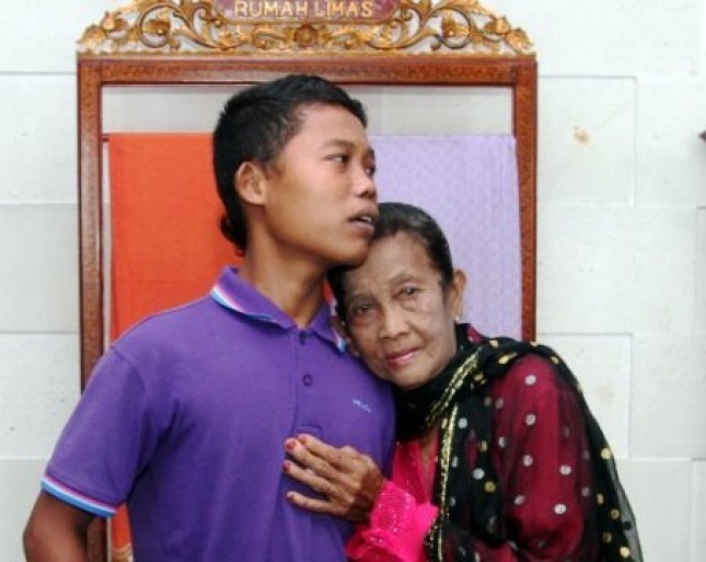 Slamet Riyadi (16) berfoto bersama istrinya Rohaya (71) (Foto Tribunnews)