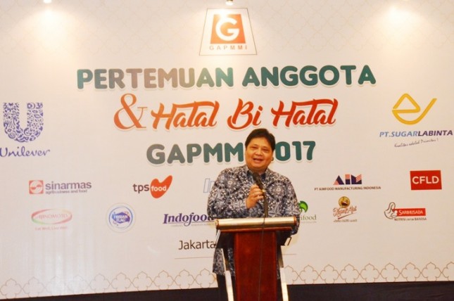 Menteri Perindustrian, Airlangga Hartarto saat memberikan sambutan dalam acara pertemuan anggota dan halal bihalal Gabungan Pengusaha Makanan dan Minuman Indoneisa (GAPMMI)