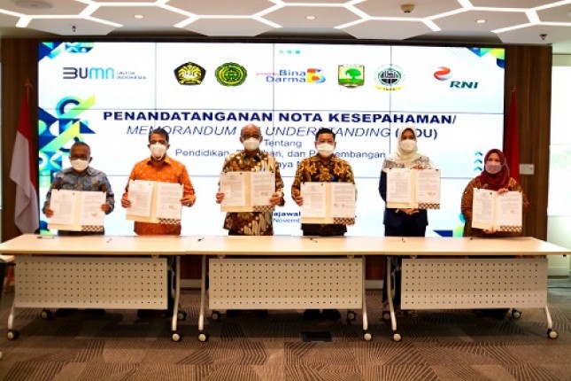 PT Rajawali Nusantara Indonesia (Persero) atau RNI memperluas sinergi bidang Pendidikan dengan 5 Universitas