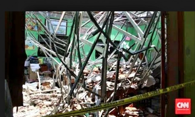 SMA 96 Roboh (Foto: CNN)
