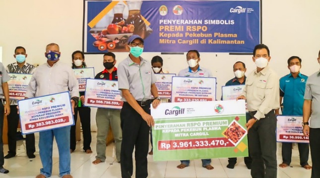 Cargill Beri Premi RSPO Senilai Total Rp 3,9 Miliar untuk Pekebun Plasma di Kalimantan Barat