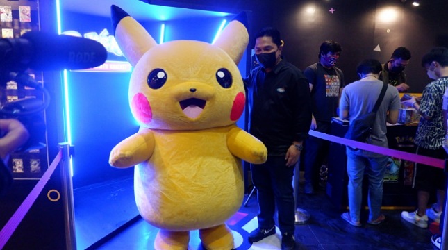 Erick Thohir Selfie Bareng Pikachu di Booth Pokémon - Urban Sneaker Society