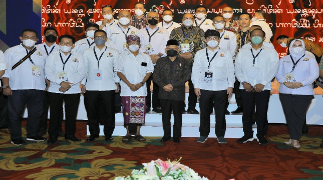 Ma'ruf Amin, Wakil Presiden RI didampingi oleh Arsjad Rajid, Ketua Umum KADIN Indonesia (Kanan) dan Wayan Koster, Gubernur Provinsi Bali (Kiri)