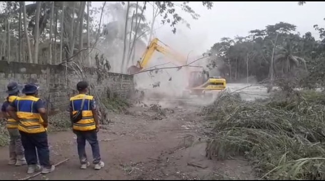 Kementerian PUPR Terjunkan Tim dan Alat Berat untuk Tanggap Darurat Bencana Erupsi Gunung Semeru