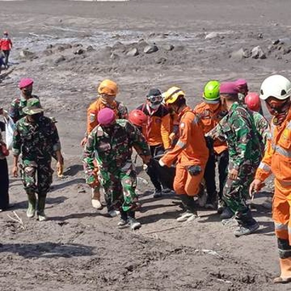 Prajurit Yonmarhanlan V Pasmar 2 Melaksanakan Evakuasi Korban Erupsi Gunung Semeru.