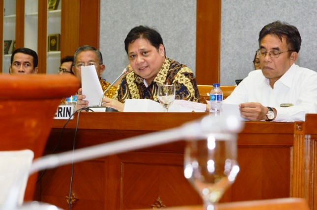 Menteri Perindustrian, Airlangga Hartarto bersama Dirjen Industri Agro Kemenperin, Panggah Susanto