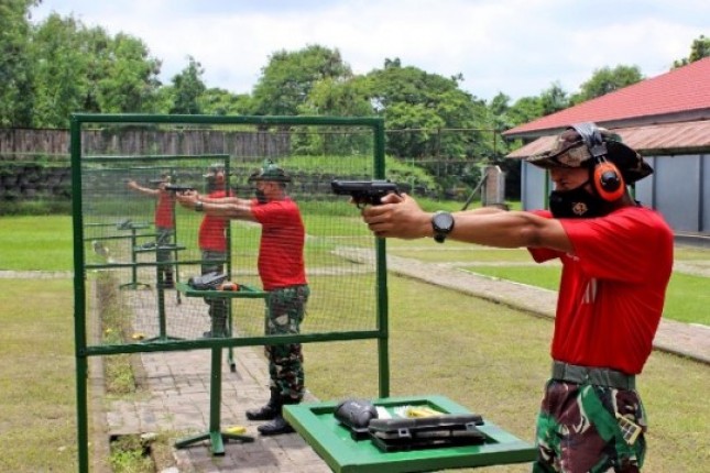 Prajurit Yonif 3 Marinir Sidoarjo Tingkatkan Kemampuan Menembak Pistol 