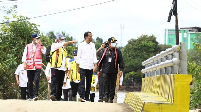 Presiden Jokowi meninjau progres penanganan bencana banjir di Sintang, Provinsi Kalimantan Barat