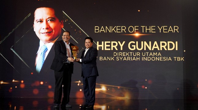 Direktur Utama PT Bank Syariah Indonesia Tbk, Hery Gunardi (kanan) saat menerima penghargaan sebagai Banker of The Year dalam ajang CNBC Indonesia Awards 2021 yang diserahkan oleh Chairman CT CORP, Chairul Tanjung (kiri)