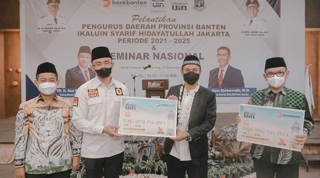  Wakil Gubernur Banten, Andika Hazrumy (dua dari kiri), Dirut Bank Banten Agus Syabarrudin (dua dari kanan) dan Ketua IKALUIN Ace Hasan Syadzily (kanan) di Pelantikan Pengurus Daerah IKALUIN Banten