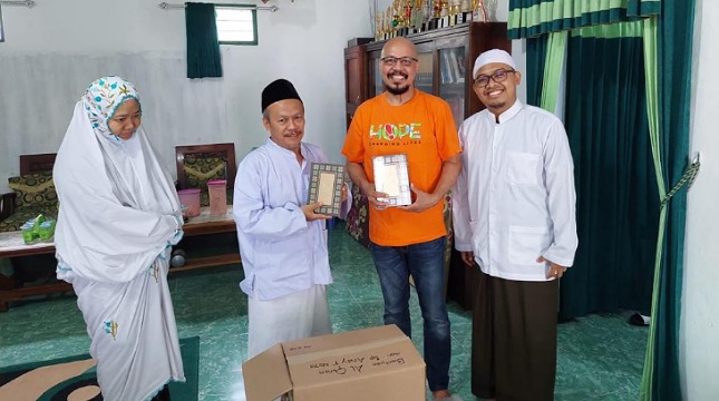 Yayasan Muslim Sinar Mas Land dan Andy F Noya Wakafkan Al-Qur’an ke Sejumlah Pondok Pesantren di Banyumas