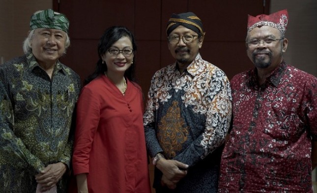 Tim Juri Agus Dermawan T, dengan anggota Ninok Leksono, Nungki Kusumastuti dan Yusuf Susilo Hartono 