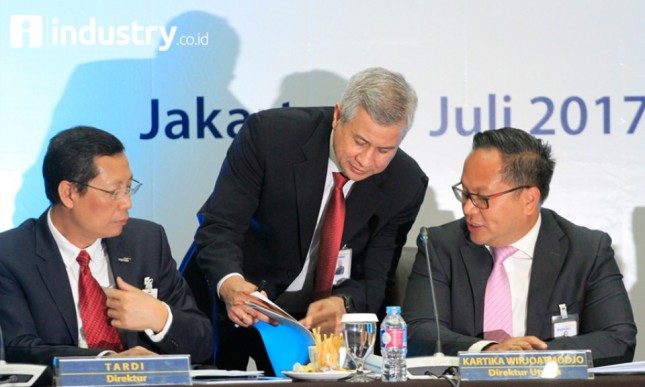 Direktur Utama Bank Mandiri Kartika Wirjoatmodjo (kanan), berbincang kepada Direktur Retail Banking Bank Mandiri Tardi (kiri) dan Corporate Secretary Rohan Hafas saat memaparkan kinerja Bank Mandiri Triwulan II/2017, (Foto Rizki Meirino) 
