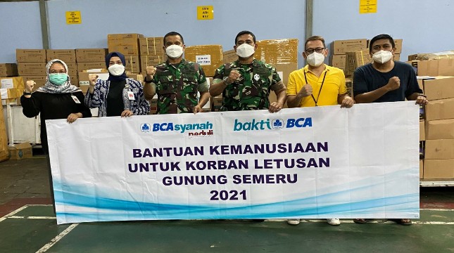 BCA syariah saat menyerahkan donasi untuk korban erupsi Gunung Semeru