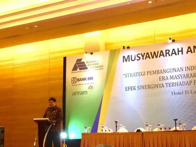 Menteri Perindustrian, Airlangga Hartarto saat membuka acara Musyawarah Anggota Asosiasi Emiten Indonesia 2017