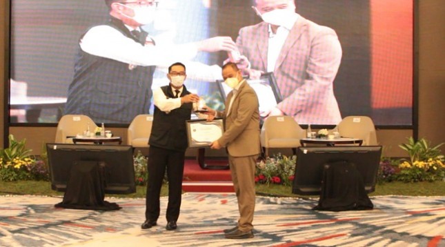 Gubernur Jawa Barat Ridwan Kamil saat memberikan penghargaan CSR 2021 kepada PT Jababeka Tbk