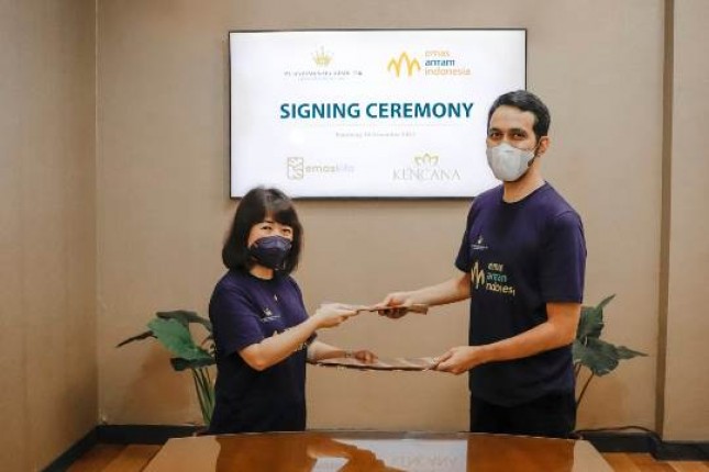 Direktur Utama Hartadinata, Sandra Sunanto