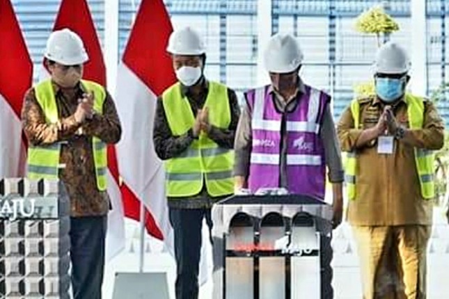 Menperin Agus mendampingi Presiden Jokowi meresmikan smelter nikel PT GNI di sulteng