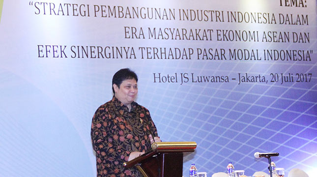 Menteri Perindustrian Airlangga Hartarto memberikan pemaparan pada acara Pembukaan Musyawarah Anggota Asosiasi Emiten Indonesia (AEI) 2017