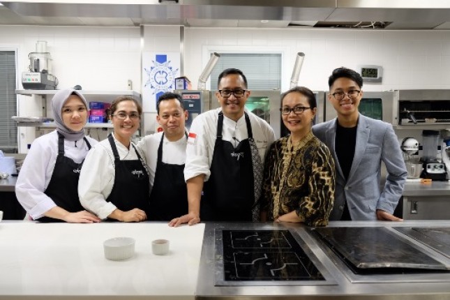 Chef Degan (tengah) membawa tim kuliner Indonesia ke London, bersama (dari kiri ke kanan) Jessica Aranda, Ida Ayu Periyanti, Usman Tobin, Nike Kurnia dan pemrakarsa ajang Indonesian Ardito Widjono. (Foto Ist)