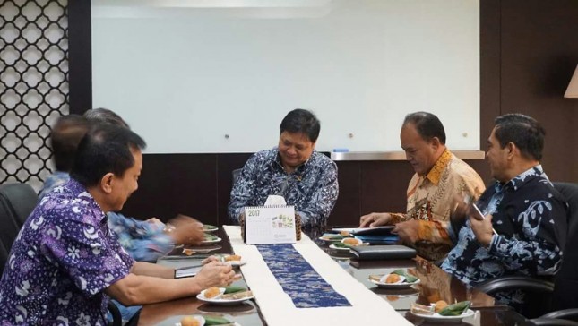 Menteri Perindustrian, Airlangga Hartarto yang juga sebagai Ketua Umum PB Wushu Indonesia saat bertemu pengurus besar PB Wushu Indonesia