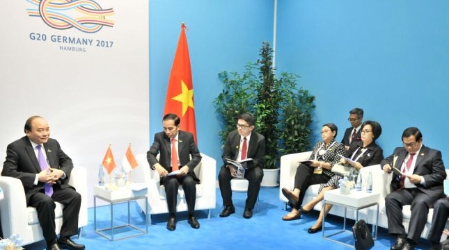 Presiden Jokowi menerima kunjungan PM Vietnam Nguyen Xuan Phuc, di Hamburg Messe, Hamburg, Jerman, Sabtu (8/7). (Foto: Setkab/Edi)