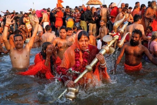 Umat Hindu di India Mandi Suci di Sungai Gangga (Ist)