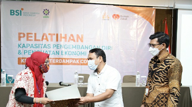 Direktur Care Program, Ilham Syahputra (tengah); dan Chief Marketing Officer Rumah Zakat, Irvan Nugraha (paling kanan) ketika melakukan serah terima bantuan dana keluarga terdampak COVID-19 (paling kiri) kepada perwakilan keluarga terdampak Covid. 