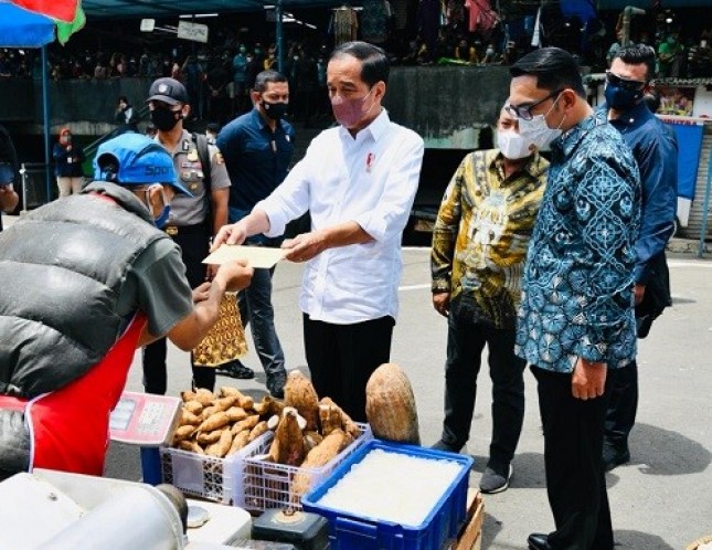 Pedagang Tradisional Senang dapat BLT, Jokowi - Ridwan Kamil Berikan Langsung di Pasar Sederhana