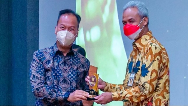 Menperin Agus bersama Gubernur Jateng Ganjar Pranowo dalam acara Penghargaan KUR 2021