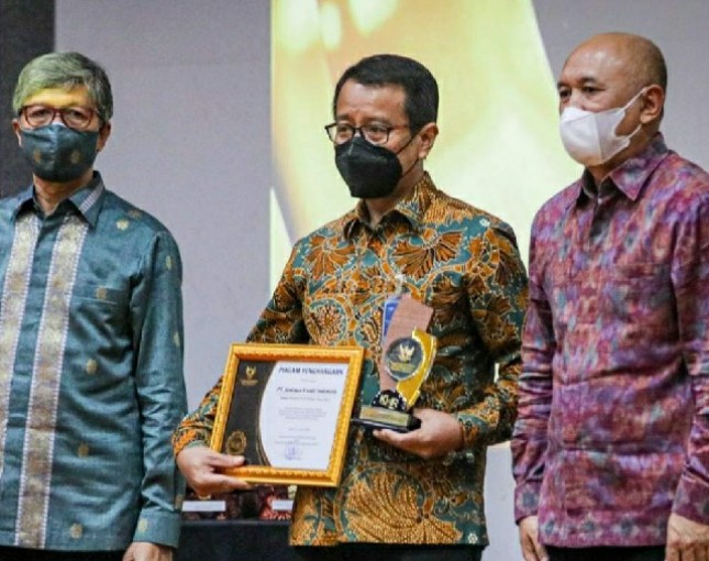 Penghargaan tersebut diberikan langsung oleh Menteri Koperasi dan UKM Teten Masduki kepada Direktur Utama PT Jamkrindo Putrama Wahju Setyawan