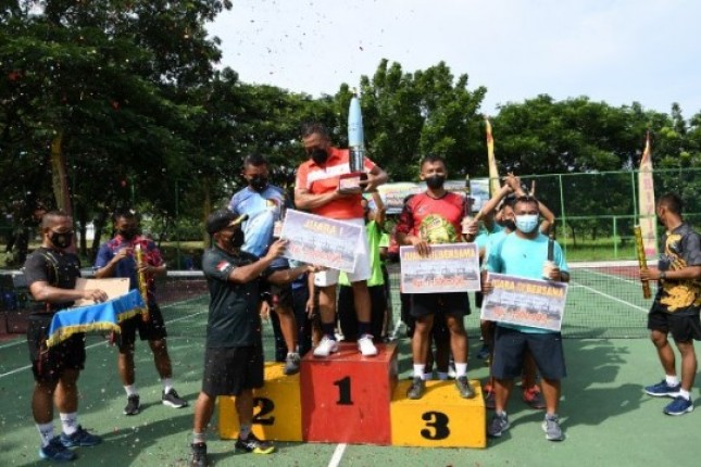 Prajurit Yontankfib 2 Mar Surabaya Raih Juara Pertandingan Tenis Lapangan