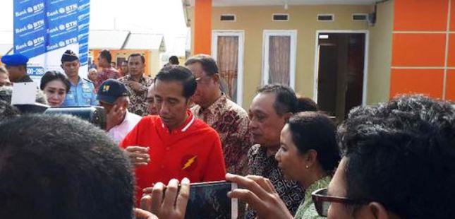Presiden Jokowi-Dirut BTN Maryono meninjau langsung program pemerintah rumah bersubsidi di Riau (Minggu 23/7/2017) (Foto Setpres)