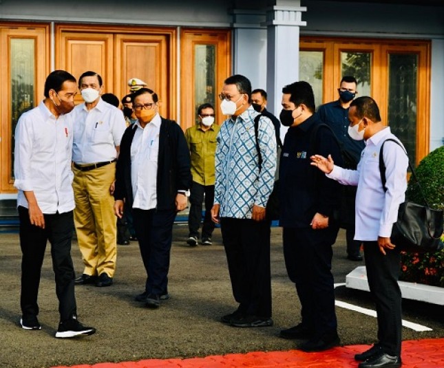 Presiden Jokowi bersama sejumlah menteri sebelum bertolak ke Sumsel, Senin (24/01/2022). (Foto: BPMI Setpres/Laily Rachev)