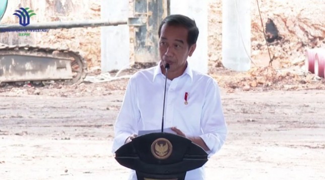 Presiden Jokowi saat melakukan peletakan batu pertama atau groundbreaking proyek hilirisasi batu bara menjadi Dimetil Eter atau (DME) di Kabupaten Muara Enim, Provinsi Sumatera Selatan