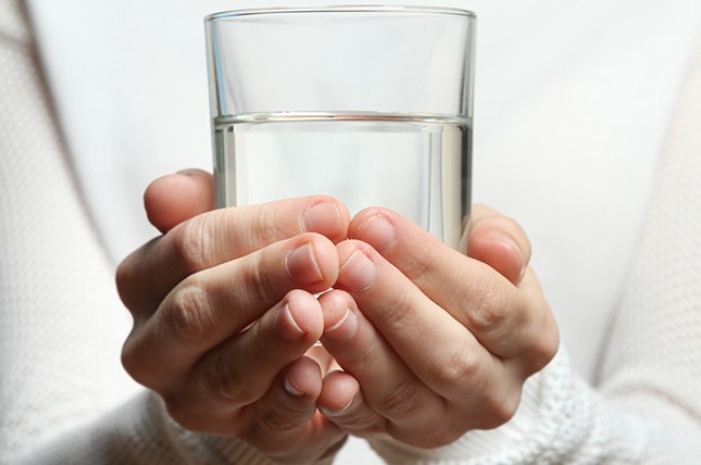 Ilustrasi Minum air putih (Foto: Halodoc)