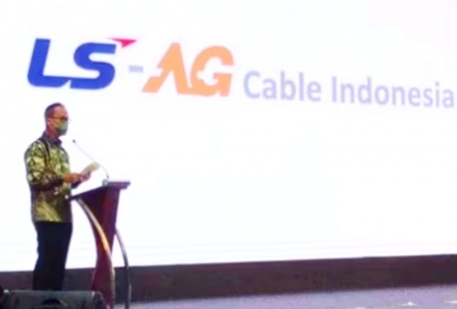 Menperin Agus Gumiwang Kartasasmita saat meresmikan pabrik kabel milik PT LSAG Cable Indonesia