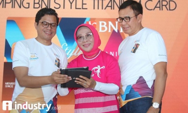 Dirut BNI Achmad Baiquni (kiri) bersama Dirut Garuda Indonesia Pahala N Mansury (kanan) dan Deputi Bidang Pengembangan Pemasaran Pariwisata Nusantara Kementerian Pariwisata Esthy Reko Astuti (tengah) menunjukkan kartu kredit BNI Style Titanium Minggu