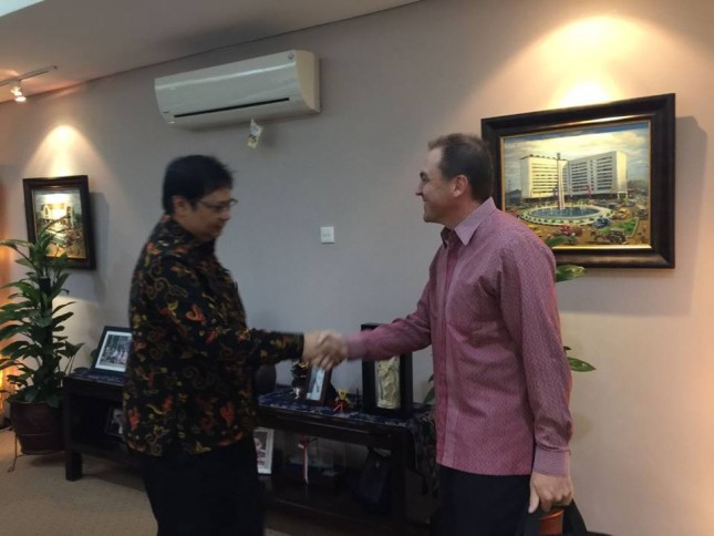 Menteri Perindustrian, Airlangga Hartarto saat menerima kunjungan dari Partner and Head of Indonesia and Thailand Equis Energy, Tim Russell