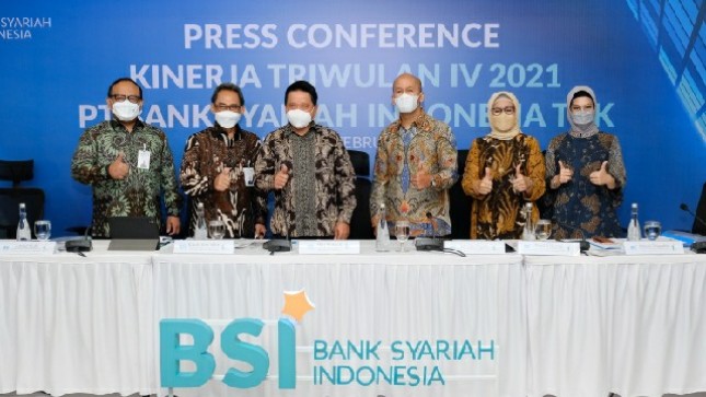 Direktur Utama PT Bank Syariah Indonesia Tbk (BSI) BSI Hery Gunardi (tengah) didampingi Direktur Information Technology BSI Achmad Syafii (paling kiri), Direktur Retail Banking BSI Kokok Alun Akbar (dua dari kiri), Direktur Finance & Strategy BSI Ade Cahyo Nugroho (empat dari kiri), Direktur Risk Management BSI Tiwul Widyastuti (lima dari kiri) dan Direktur Compliance & Human Capital BSI Tribuana Tunggadewi diskusi (lima dari kanan) 