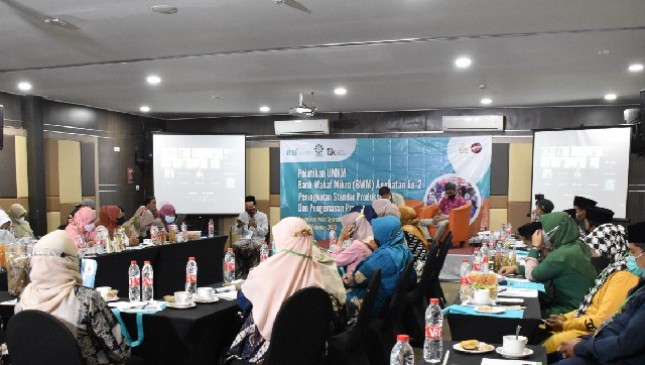 Yayasan Bangun Sejahtera Mitra Umat (Yayasan BSMU) bersama PT Bank Syariah Indonesia Tbk (BSI) melalui Direktorat Wakaf, Microfinance dan Digital Group melanjutkan kegiatan pelatihan UMKM standar produksi dan kemasan produk nasabah program Bank Wakaf Mikro (BWM). 