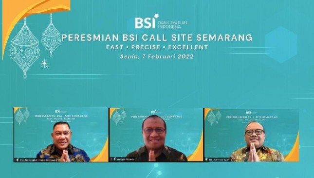 Wakil Direktur Utama 2 PT Bank Syariah Indonesia Tbk (BSI) Abdullah Firman Wibowo (kiri) didampingi Direktur Information Technology BSI Achmad Syafii dan SEVP Operation BSI Wahyu Avianto meresmikan secara virtual BSI Call Site Semarang 