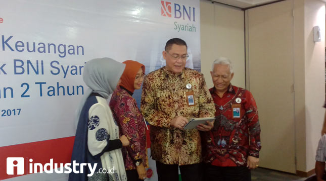 Direktur Utama BNI Syariah, Abdullah Firman Wibowo - tengah - (Hariyanto/ INDUSTRY.co.id)