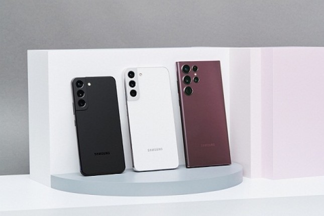 Smartphone Samsung Galaxy S22 Series 5G yang terdiri dari Samsung Galaxy S22 5G berwarna hitam, Samsung Galaxy S22+ 5G berwarna putih, dan Samsung Galaxy S22 Ultra 5G berwarna burgundy. (Foto: Humas PT Samsung Electronics Indonesia)