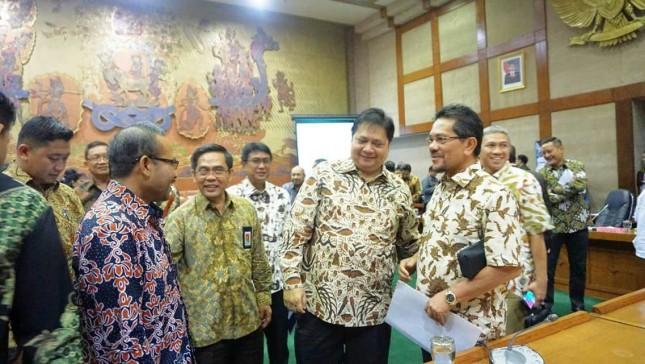 Menteri Perindustrian, Airlangga Hartarto didampingi Sekretaris Jenderal Kemenperin, Haris Munandar seusai Rapat Kerja bersama Komisi VI DPR RI