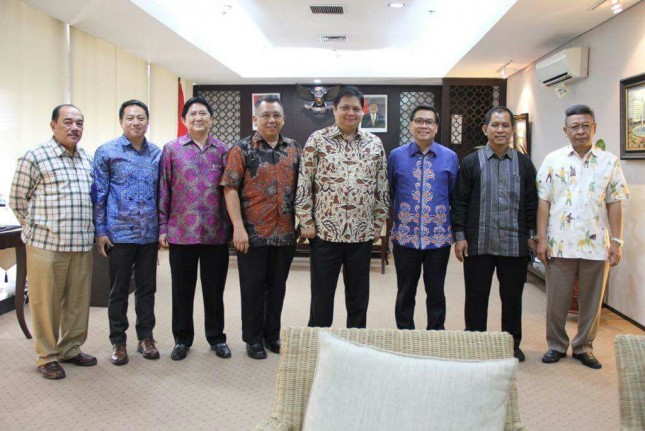 Menteri Perindustrian, Airlangga Hartarto bersama Ketua Himpunan Kawasan Industri (HKI), Sanny Iskandar beserta para Dewan Pengurus HKI