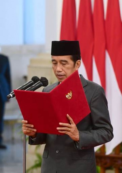 Presiden Joko Widodo Lantik Andi Widjajanto Gubernur…