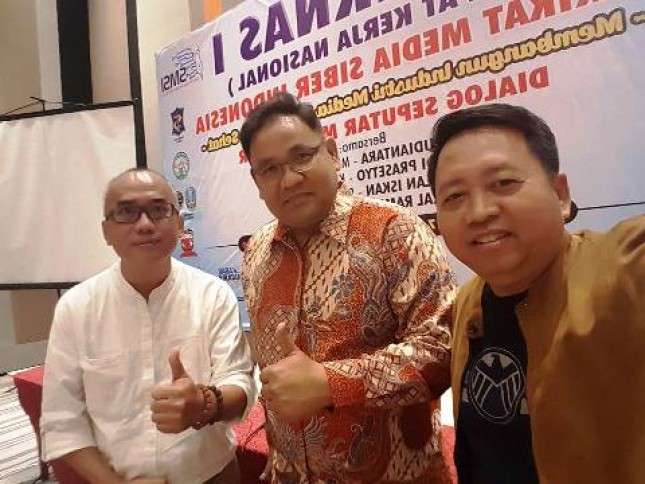 Ketua SMSI Teguh Santosa diapit Agi Sugiyanto CEO Berita Enam Media dan Budi Purnomo CEO Hallo Media (Foto Ist) 