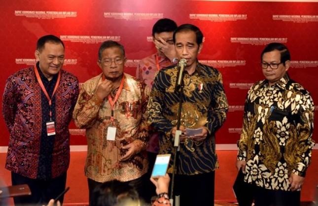 Presiden Jokowi bersama Gubernur BI, Menko Perekonomian, Setkab (Foto: Humas/Jay)