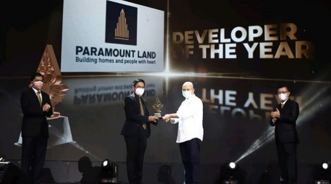 Direktur Paramount Land M. Nawawi saat menerima penghargaan sebagai Developer of The Year di ajang IPBA & IMHA 2022